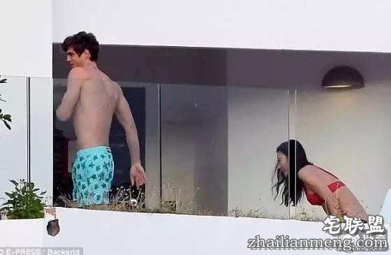 邓文迪又交新男友，比他妈还大三岁，实力撩汉，绝了！