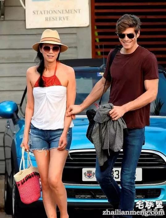 邓文迪又交新男友，比他妈还大三岁，实力撩汉，绝了！