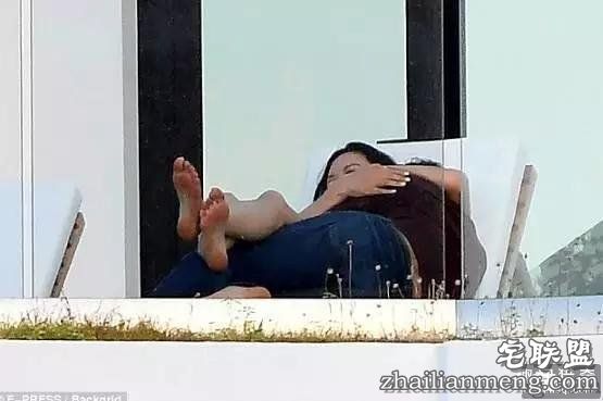 邓文迪又交新男友，比他妈还大三岁，实力撩汉，绝了！