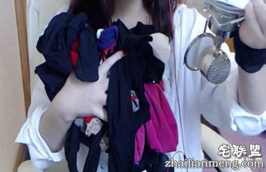 女主播直播卖丝袜，竟然还现场试穿，每条穿过后再卖
