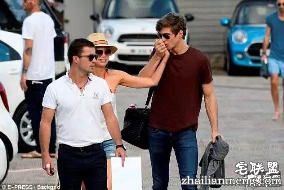 邓文迪又交新男友，比他妈还大三岁，实力撩汉，绝了！