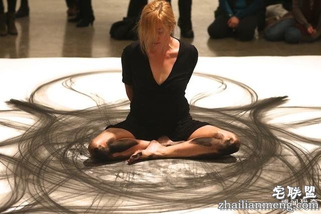 用身体作画的女艺术家，过程优雅得像一段舞蹈