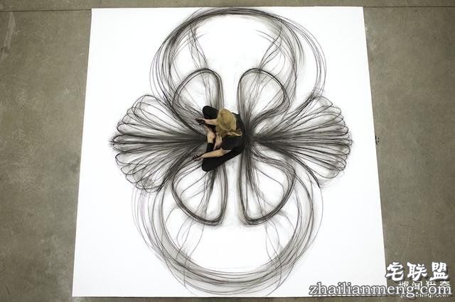 用身体作画的女艺术家，过程优雅得像一段舞蹈