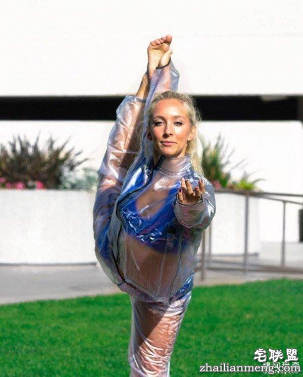 国外发明透明衣服走上街，冬天也能日光浴，保暖又透光