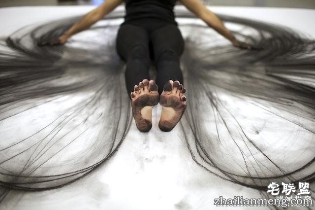 用身体作画的女艺术家，过程优雅得像一段舞蹈