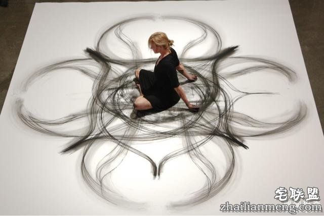 用身体作画的女艺术家，过程优雅得像一段舞蹈