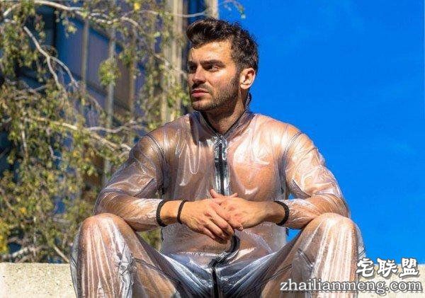 国外发明透明衣服走上街，冬天也能日光浴，保暖又透光