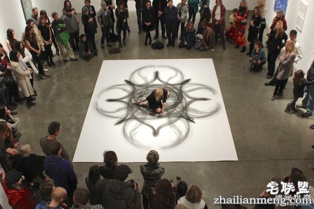 用身体作画的女艺术家，过程优雅得像一段舞蹈