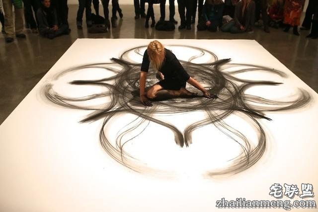 用身体作画的女艺术家，过程优雅得像一段舞蹈