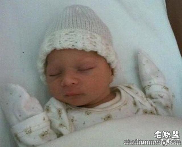 英国女子多年不孕，原来是双阴道双子宫，夫妻俩没找对地方