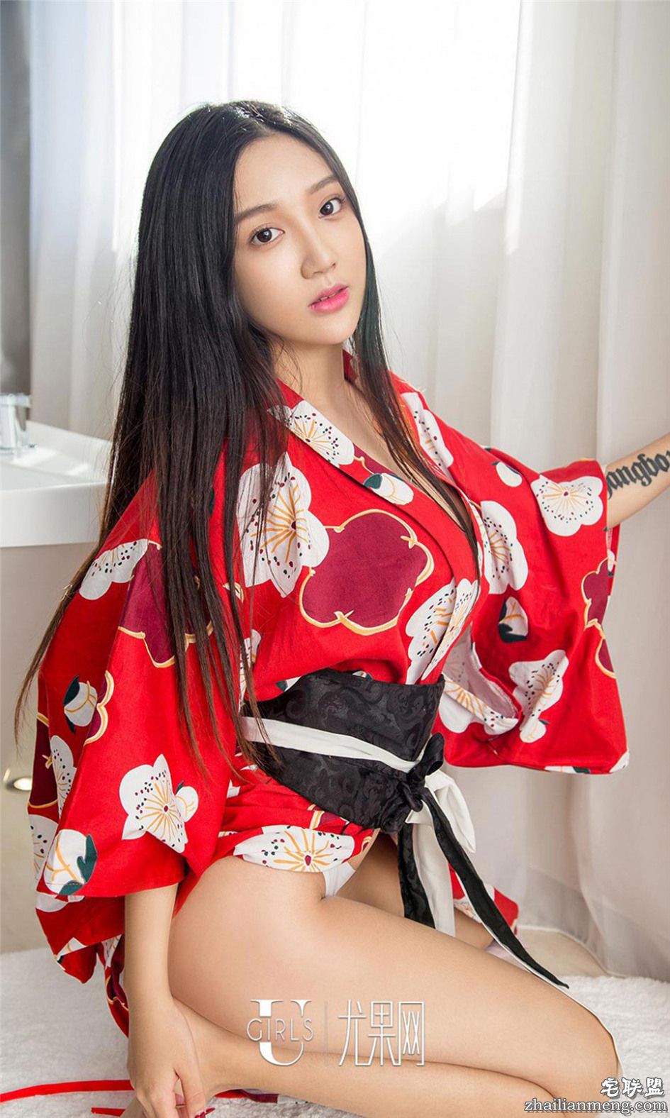 [尤果网] 肩膀有纹身的嫩模唐璐黑色内衣写真 第624期第2张