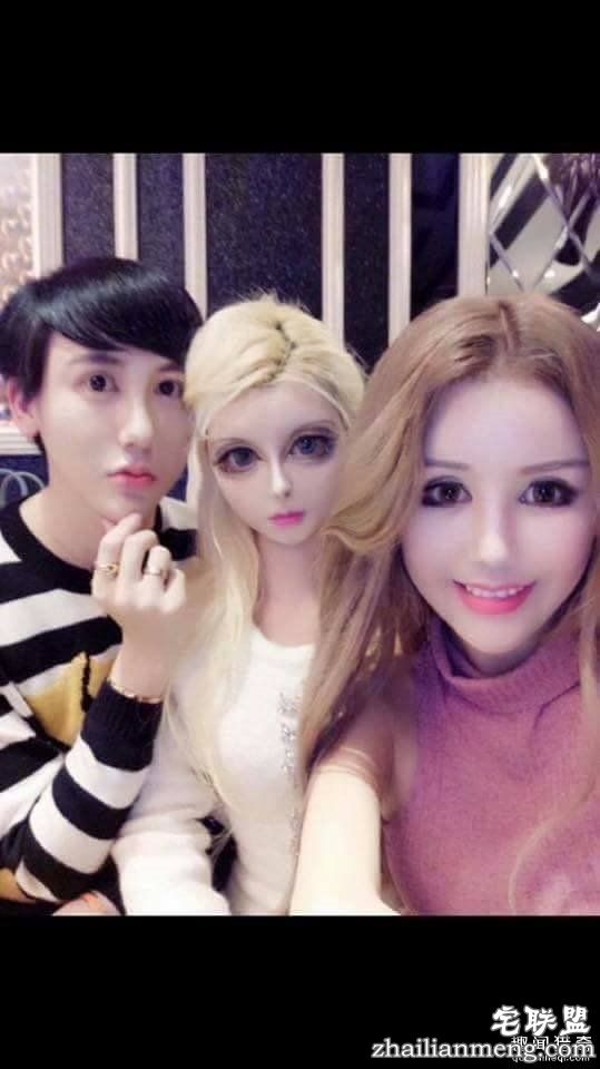 乳沟挤到脖子 蛇精女照片吓醒整形医生