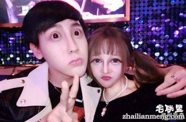 乳沟挤到脖子 蛇精女照片吓醒整形医生