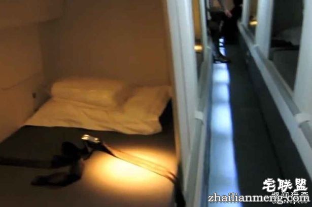 当你在飞机上悄悄睡着时，你知道空服员都「躲在哪裡」做些什么事情吗?