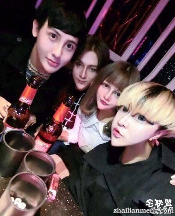 乳沟挤到脖子 蛇精女照片吓醒整形医生