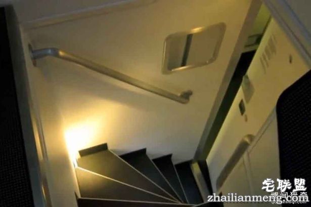 当你在飞机上悄悄睡着时，你知道空服员都「躲在哪裡」做些什么事情吗?