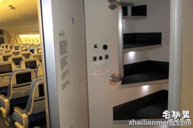 当你在飞机上悄悄睡着时，你知道空服员都「躲在哪裡」做些什么事情吗?