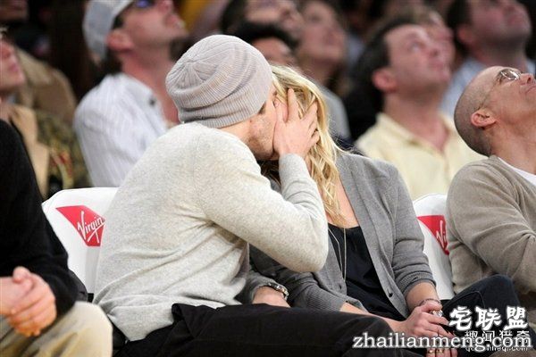 男友不肯当众亲吻 女子下一秒神逆转：网友笑喷