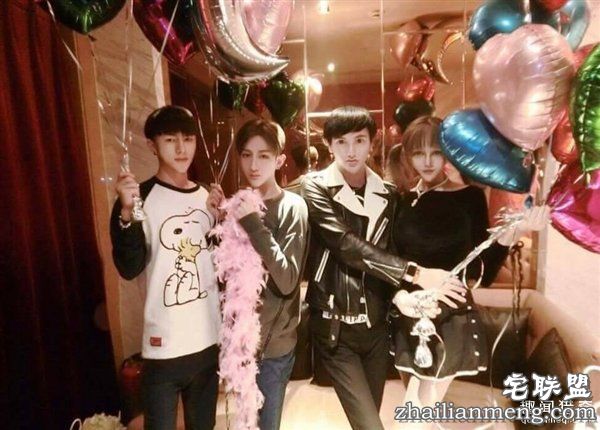 乳沟挤到脖子 蛇精女照片吓醒整形医生