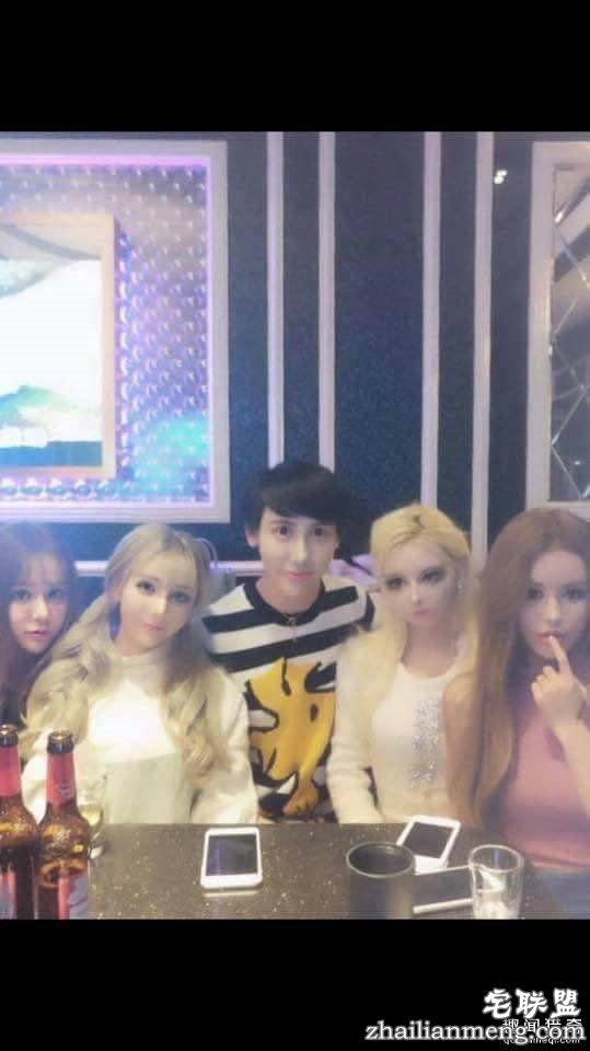 乳沟挤到脖子 蛇精女照片吓醒整形医生