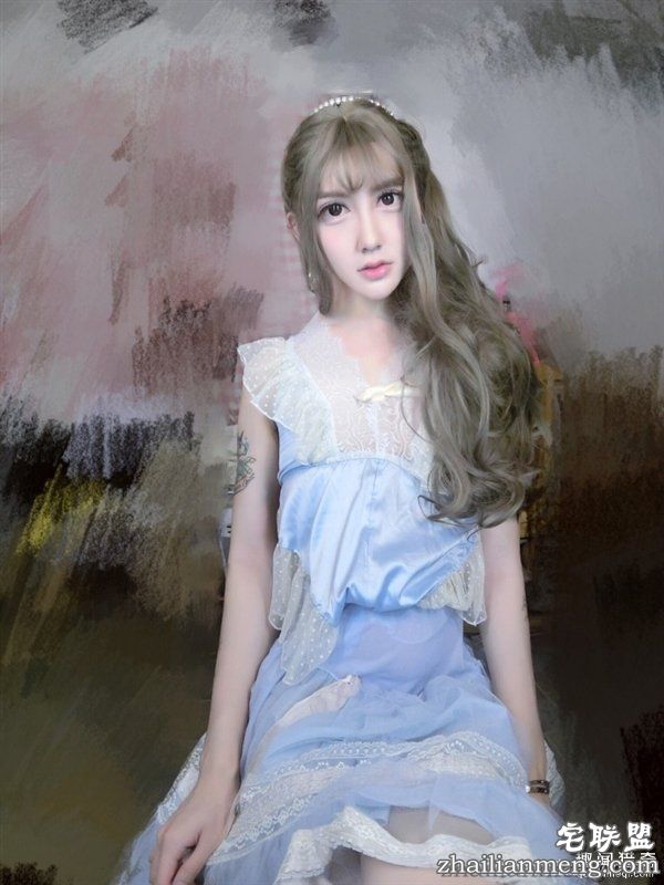 “蛇精男”变身芭比娃娃 网友：居然觉得有点美