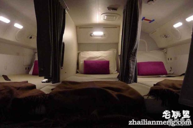 当你在飞机上悄悄睡着时，你知道空服员都「躲在哪裡」做些什么事情吗?