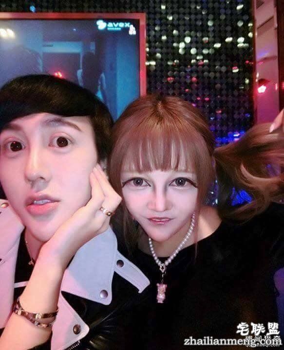 乳沟挤到脖子 蛇精女照片吓醒整形医生