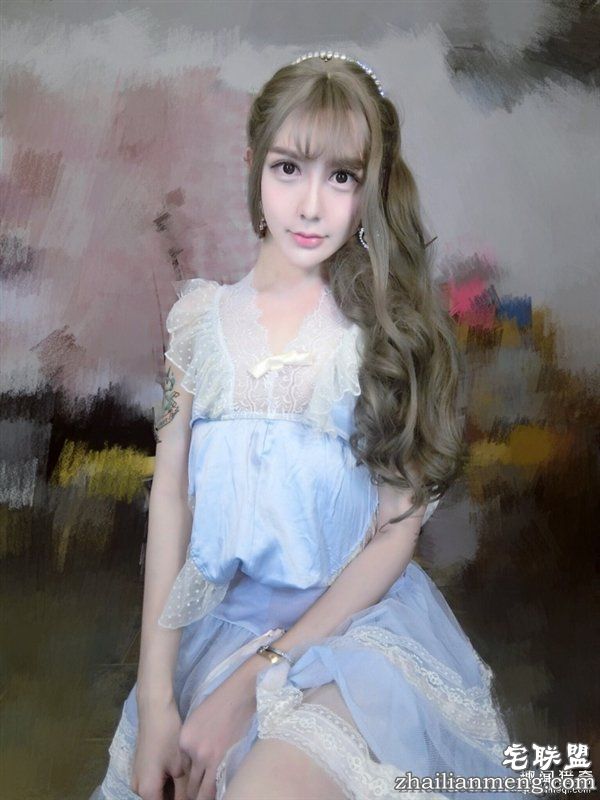 “蛇精男”变身芭比娃娃 网友：居然觉得有点美