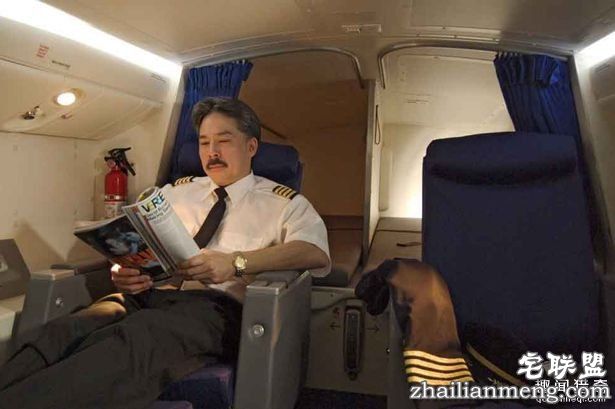 当你在飞机上悄悄睡着时，你知道空服员都「躲在哪裡」做些什么事情吗?