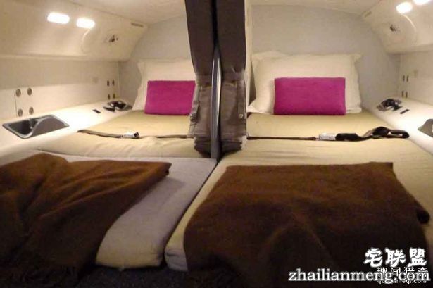 当你在飞机上悄悄睡着时，你知道空服员都「躲在哪裡」做些什么事情吗?