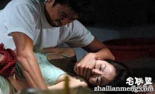 苦命女孩被迫行乞「遭强暴染爱滋」，假装爱上养父跟他上床「完成最狠报復」。