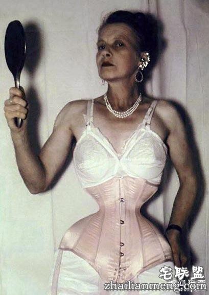 她压迫内脏挤出病态巴掌腰  只为满足老公特殊癖好