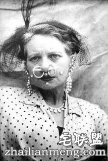 她压迫内脏挤出病态巴掌腰  只为满足老公特殊癖好