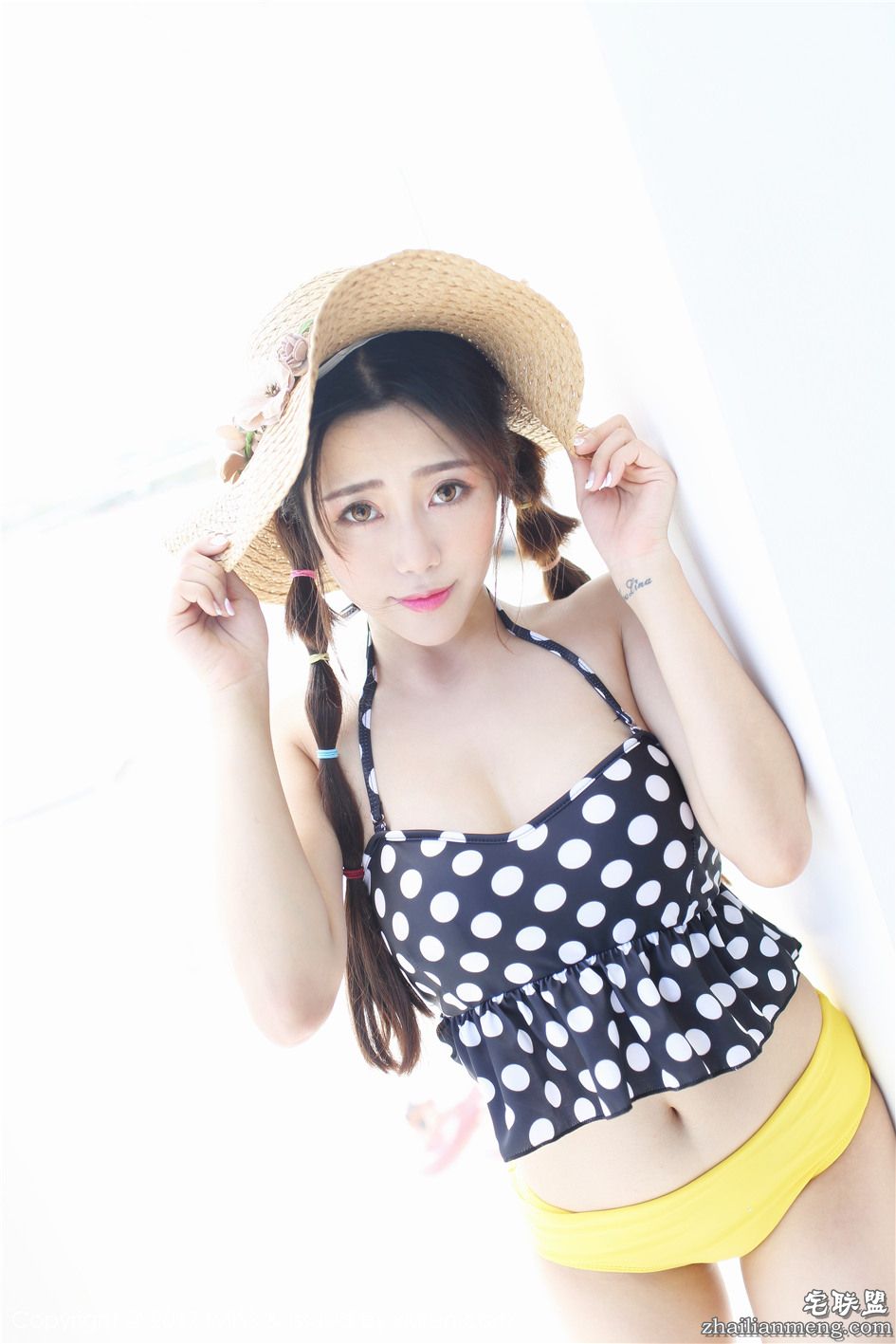 [爱蜜社] 俏皮美眉兜豆靓Youlina性感吊带露脐装旅拍写真 Vol.152第6张