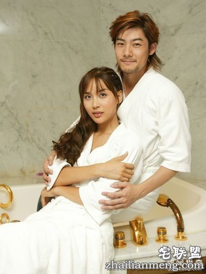 被封为「最美变性人始祖」河莉秀16年来一直进化，42岁冰封美艷让网友叫：「素颜也太美了!」