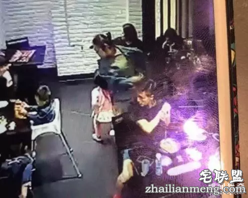 4岁女童饭店内叫喊 邻桌女大学生嫌吵冲上来脚踹