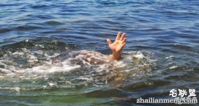 辛巴威牧师带着教友想示範「学耶稣在水上行走」，因信仰不够秒「被3条鳄鱼活吞」...