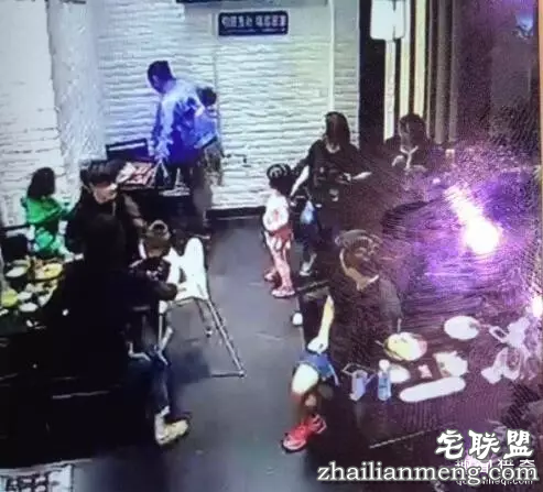 4岁女童饭店内叫喊 邻桌女大学生嫌吵冲上来脚踹
