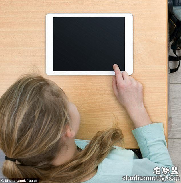 老师发现9岁女童「在学校看色片」想骂她，女童超委屈：「我只是想知道爸爸对我做了什么...」