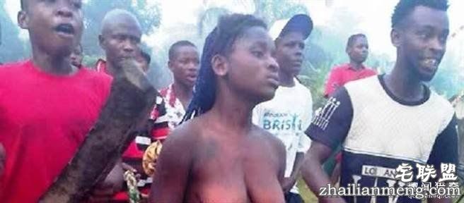 非洲妇女偷鸡被抓 遭裸体羞辱示众