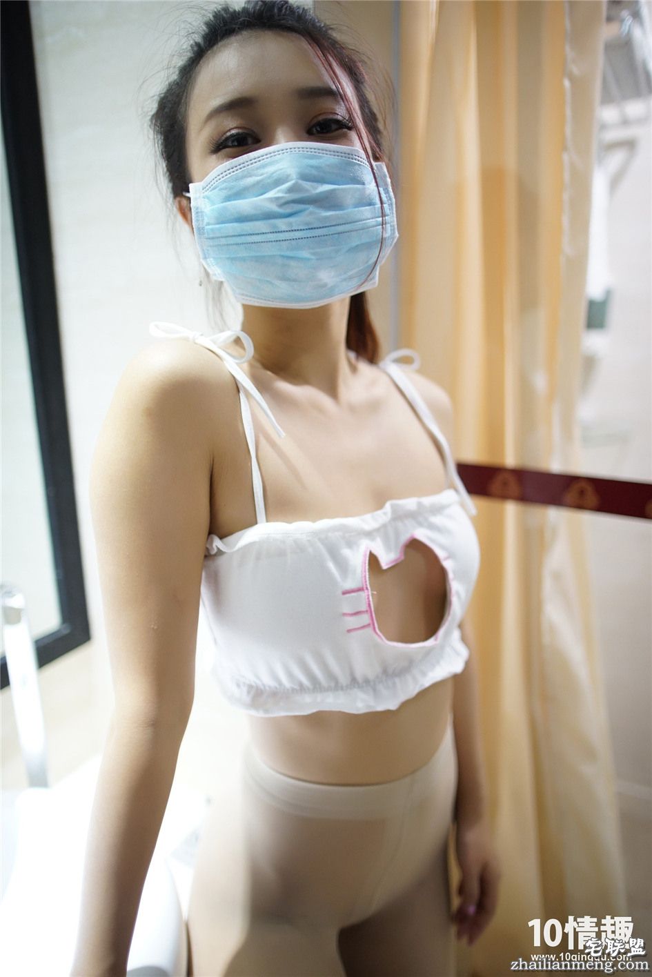 [ROSI写真] 口罩美眉白丝袜美臀写真第4张