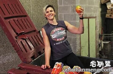 护士每周从垃圾箱中捡食品