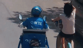 【饿了么外卖小哥胸袭】还想不想好好送外卖了！搞笑图片 - 嗡啪网