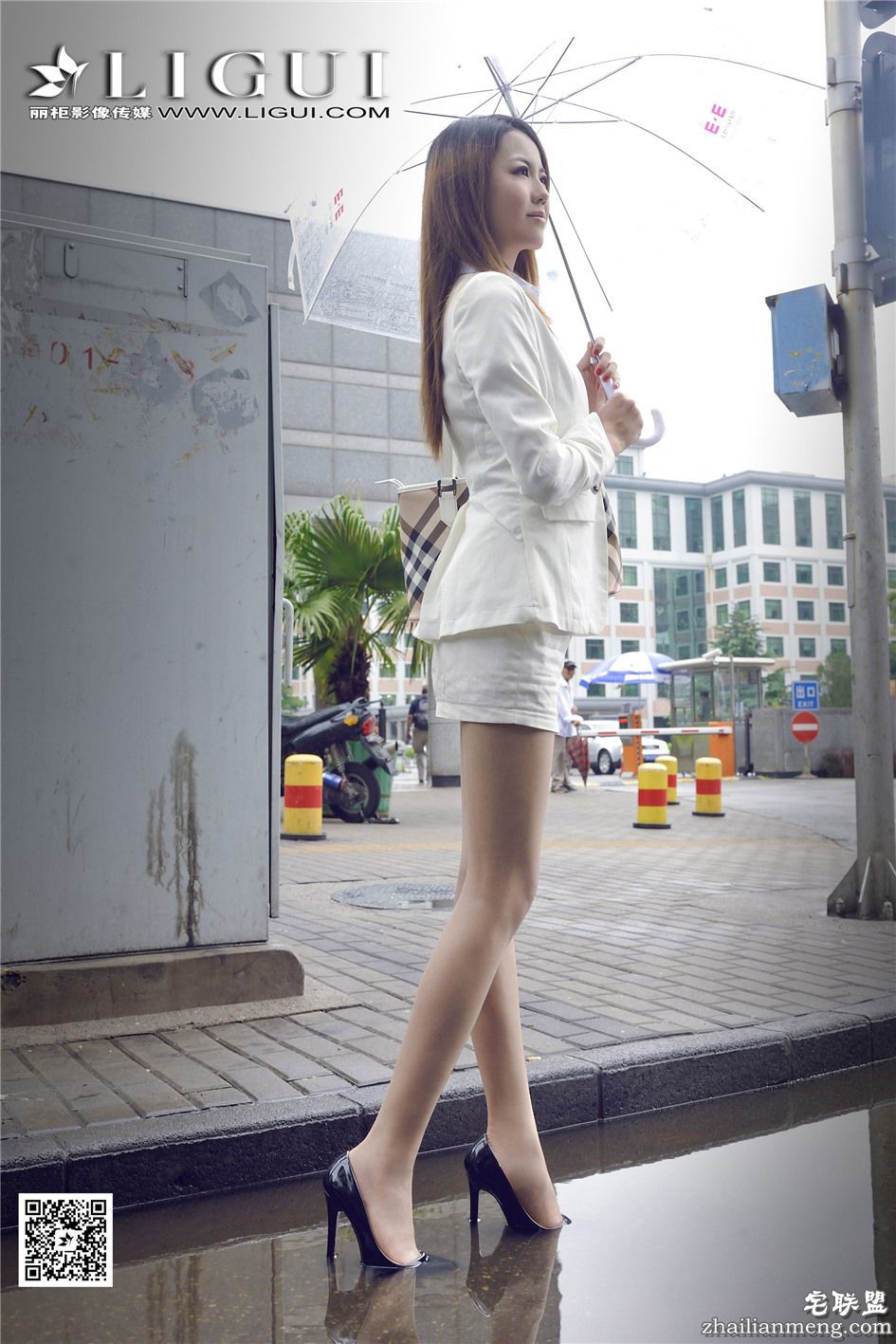 [丽柜] 街拍职业ol美女可馨肉丝高跟写真 第317期第8张