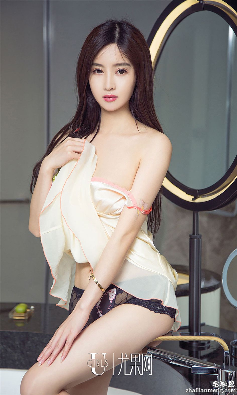 [尤果网] 低胸爆乳超短裙嫩模韩雨婵深沟写真 第773期第10张