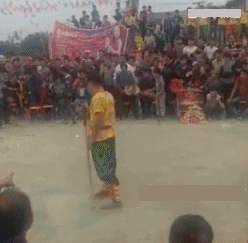 大姐身上的纹身和坐姿就能看的出你有很多故事