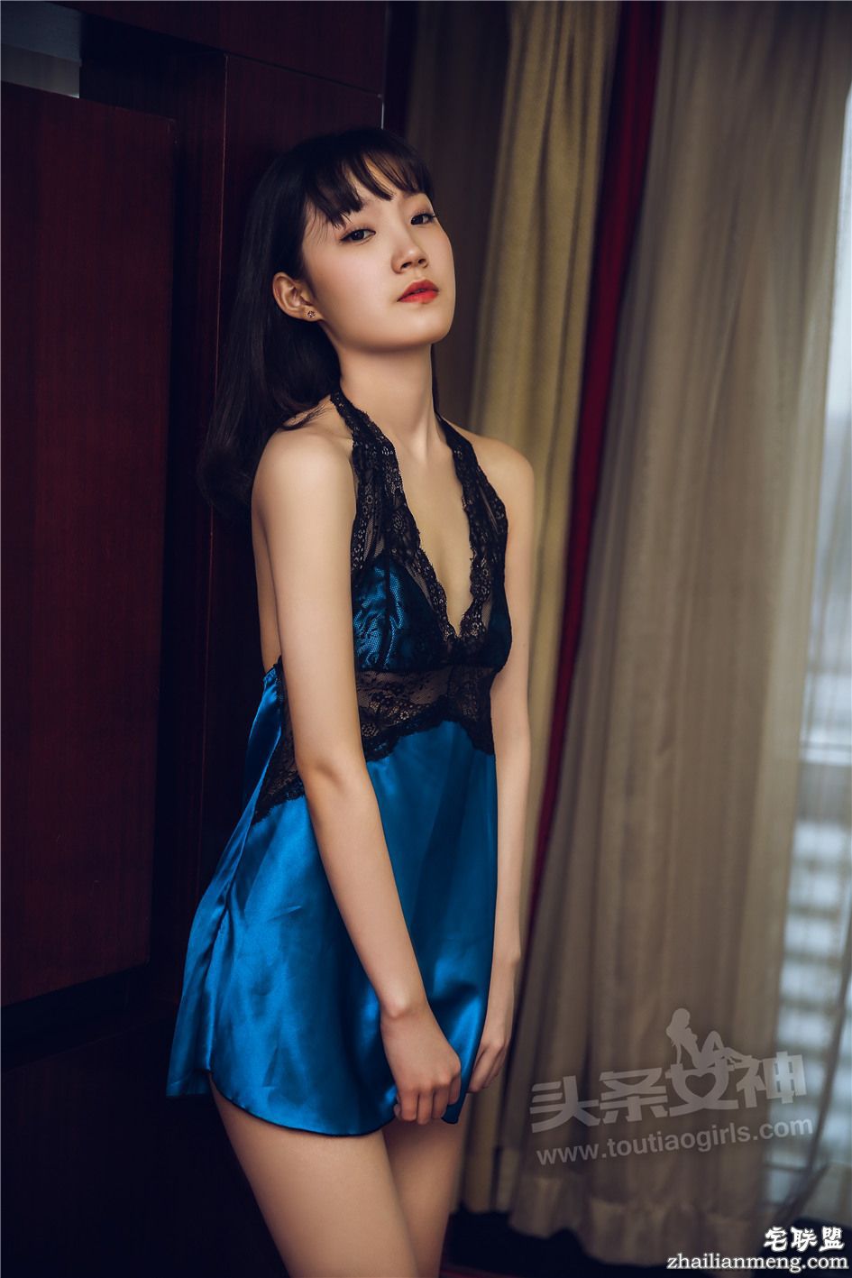 [头条女神] 00后睡裙美女Lucy美腿高跟写真 第371期第3张