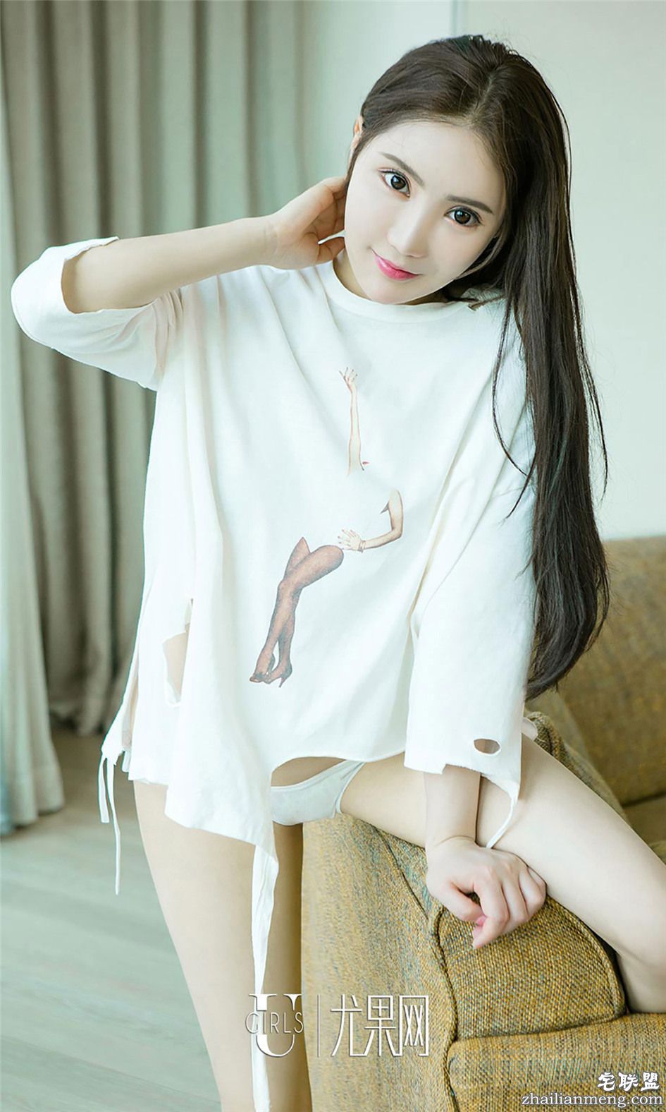 [尤果网] 嫩模养眼美女鹿兮撩衣写真 第769期第3张