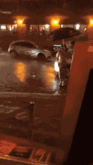 大姐身上的纹身和坐姿就能看的出你有很多故事