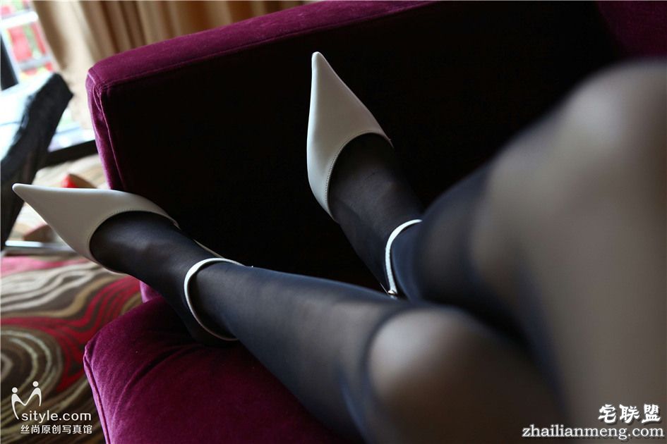 [丝尚写真] 黑丝白色高跟鞋美女不露脸害羞私拍照 NO.126第5张